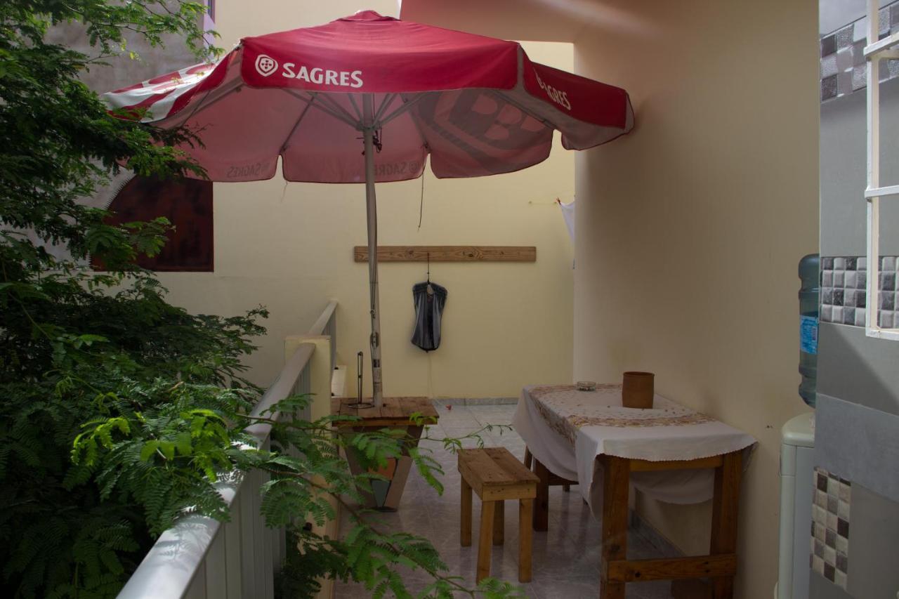 Simabo'S Backpackers' Hostel Mindelo Extérieur photo